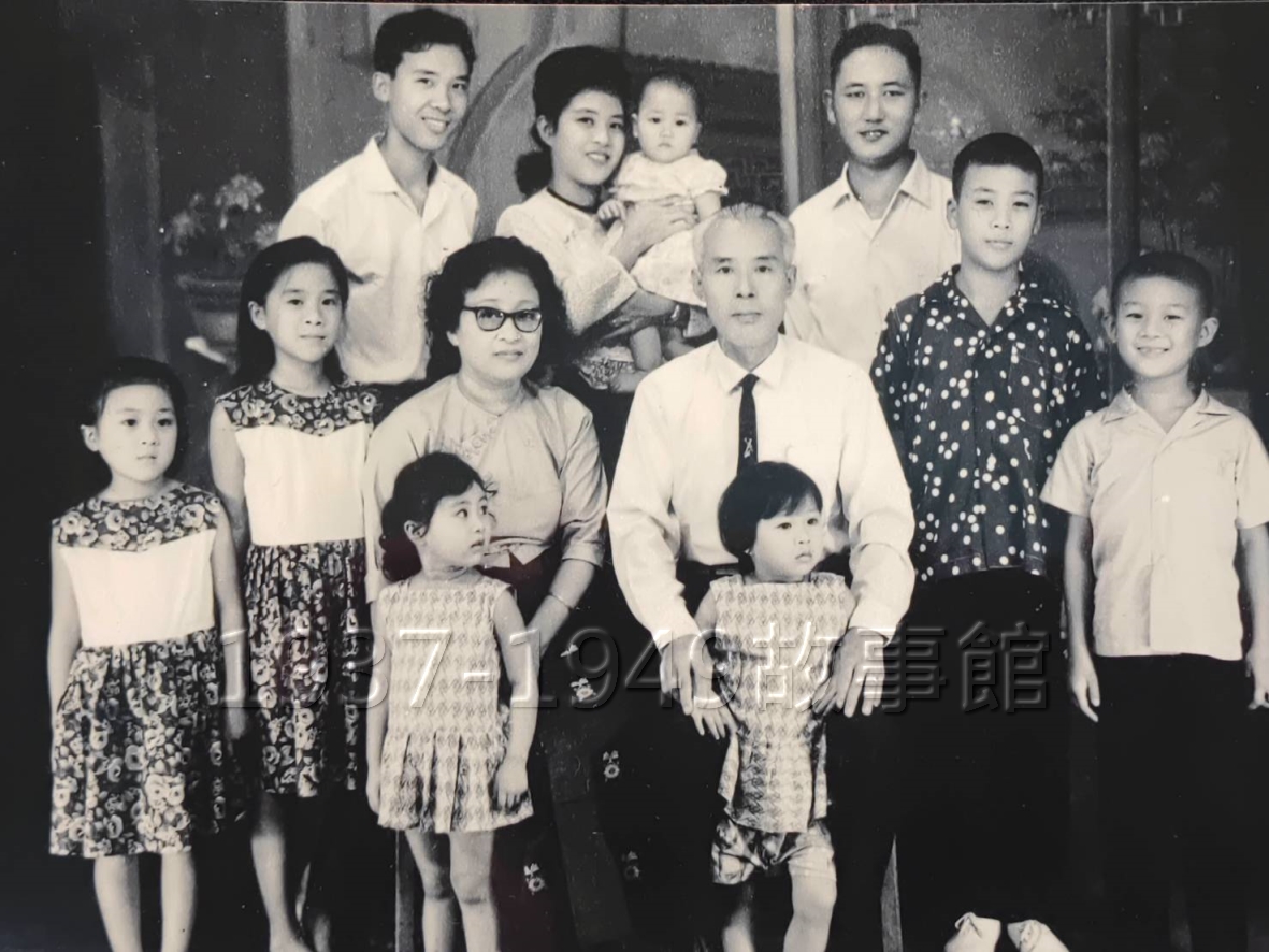 圖四　1966年楊益君全家福。右二穿深底花襯衫的男孩，即是本文口述者楊瑞春；左一穿深底花裙的女孩，是與他一起前往大陸的妹妹。