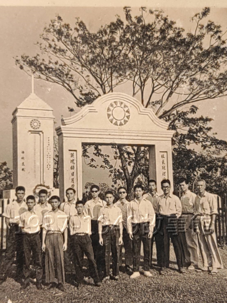 圖二　在育成學校附近的中國遠征軍將士公墓牌坊前合影，右一為楊益君。大約1962年左右，公墓已被摧毀。