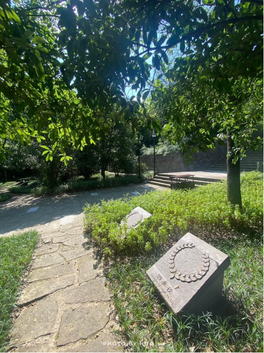 圖一 「空軍抗戰紀念園」台階兩旁大理石的墓碑