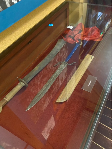 圖六 綜合陳列館展出「大刀」文物。       