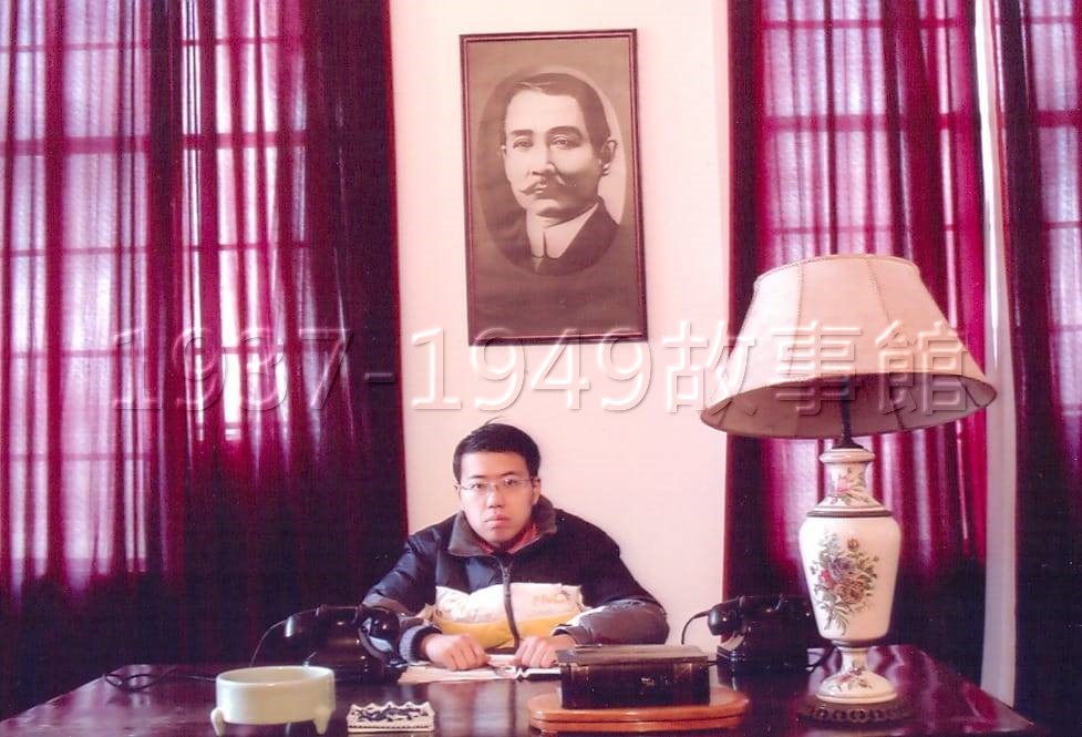 圖二　20歲的徐全舊地重遊，南京國民政府主席官邸的「青天白日滿地紅」已經消失。