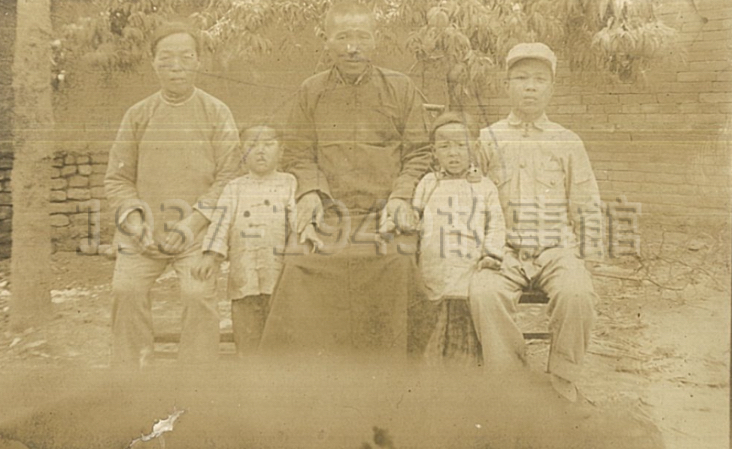 圖一 家庭合影，由左至右分別為曾祖母楊氏、某親戚小孩、曾祖父張金銘、姑奶奶張秀蘭、爺爺張文學。拍攝於1940年代，河南省開封市杞縣。
