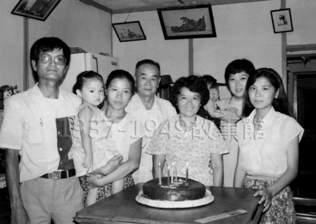 圖一 右起：筆者、二姐、二姐兒子、媽媽李馮鳳娥、繼父李存書、大姐、大姐女兒、大姐夫。