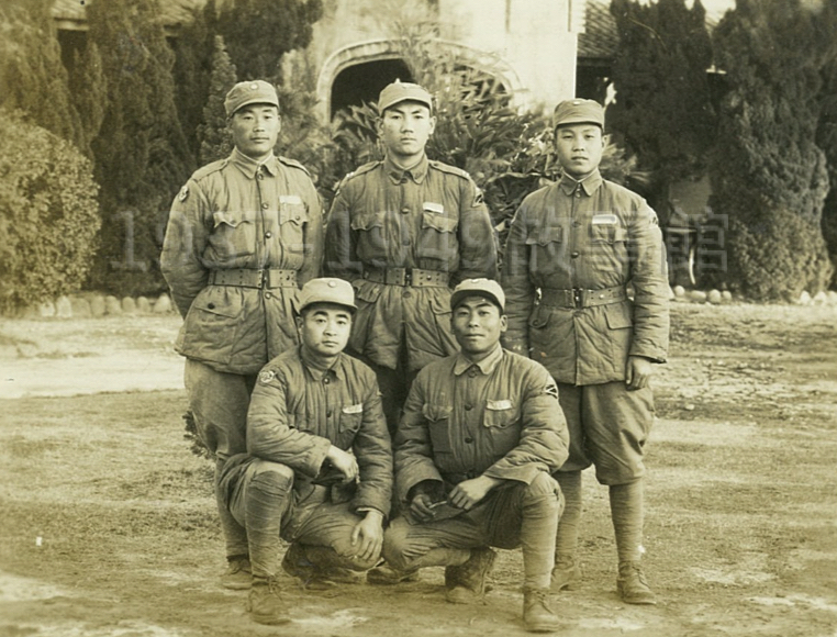 圖二 張文學（二排最右）與隨國民黨離開大陸的學生兵，1940年代攝於河南省開封市。