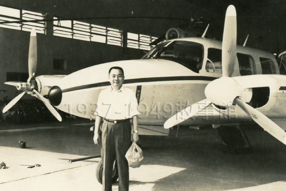 圖三 阿公在林務局工作時，在航空測量所飛機前留影。