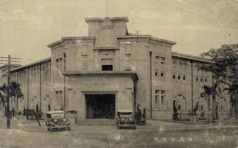 圖五 役所是日據時代的地方政府辦公處所，這是1931年興建的屏東市役所，現址已改建為太平洋百貨公司。圖片取自維基百科。