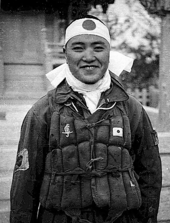 圖六 神風自殺機飛行員小川清少尉，1945年5月11日駕機擊中美軍碉堡山號航空母艦。（來自維基百科）