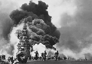 圖七 1945年，美國碉堡山號航空母艦在沖繩之役艦橋遭到神風隊員小川清（圖五）駕機攻擊，造成389人喪生，該艦也被迫退出戰鬥。（來自維基百科）