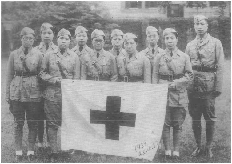 圖一 民國27年中國紅十字會總會救護總隊第37隊周美玉隊長（左四）和隊員合影。