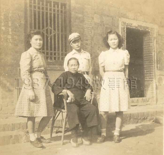 圖四 右邊為楊嫌，坐著的老太太為楊嫌的外婆，中間男生是楊嫌的弟弟，左邊是楊嫌的二姊。