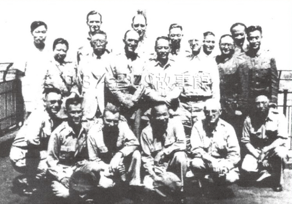 圖三 1942年春,中美軍醫首長合影於貴圖雲關,中排左起周美玉、劉瑞恆、George Armstrong、林可勝、Dr. Winsto、容啟榮。前排右三盧致德。