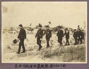 圖一　第18任台灣總督長谷川清（左三）視察宜蘭農林學校。長谷川於1943年頒布《臺灣農業會令》，促使「農業會」這個龐大組織誕生。（來源：國立臺灣歷史博物館OpenData，裁切底部）
