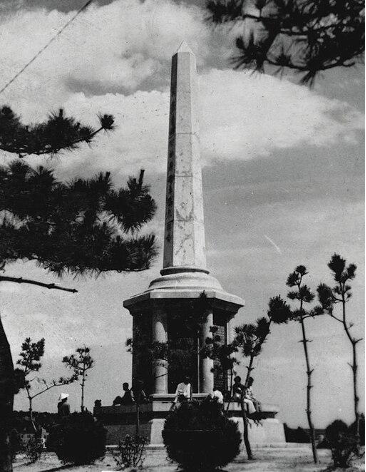 圖四　抗戰勝利後，「葉世克總督紀念碑」第四度換裝為「青島抗戰勝利紀念碑」。因改建後的紀念碑有李先良題寫的「山海重光」，故又稱「山海重光紀念碑」。（來源：維基共享資源）
