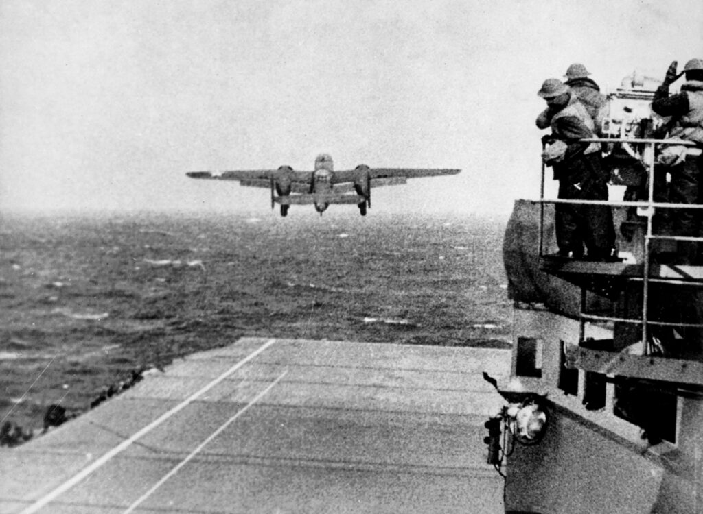 圖六　1942年4月，美軍B-25轟炸機從航空母艦大黃蜂號甲板起飛，執行空襲東京任務。（來源：維基百科）